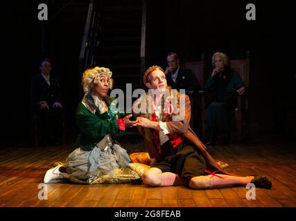 'The Murder of Gonzago' - Alison Halstead (Player Queen), Nick Howard-Brown (Player King) beobachtet von Frances Barber (Polonius), Jonathan Hyde (Claudius), Jenny Seagrove (Gertrude) im WEILER von Shakespeare Eröffnung im Theatre Royal Windsor, England am 20/07/2021 Bühnenbild: Lee Newby Kostüme: Loren Epstein Perücken & Make-up: Susanna Peretz Beleuchtung: Zoe Spurr Regie: Sean Mathias Stockfoto