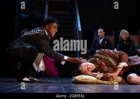 'The Murder of Gonzago' - Ashley G Gayle (Spieler) vergiftet Nick Howard-Brown (Player King), beobachtet von Jonathan Hyde (Claudius), Jenny Seagrove (Gertrude) im WEILER von Shakespeare Eröffnung im Theatre Royal Windsor, England am 20/07/2021 Bühnenbild: Lee Newby Kostüme: Loren Epstein Perücken & Make-up: Susanna Peretz Beleuchtung: Zoe Spurr Regie: Sean Mathias Stockfoto