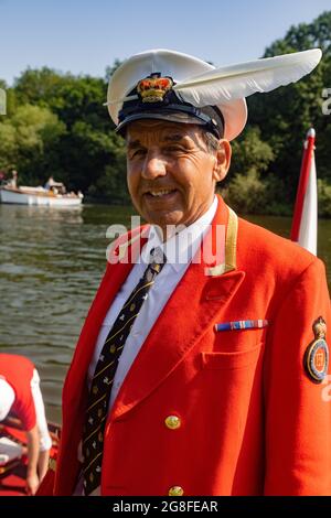 Oakley Court bei Windsor, Großbritannien: 20. Juli 2021. Jährliche Swan Upping Zählung der Schwanenpopulation an der Themse. Swan Uppers von der Worshipful Company of Vintners und der Worshipful Company of Dyers rudern mit dem Schwanenmarker der Queen, David Barber, in traditionellen Skiffs flussaufwärts. Die jährliche Veranstaltung geht vermutlich auf das Jahr 1189 zurück, als die Krone den Besitz aller stummen Schwäne für Essen für Bankette und Feste beanspruchte. Heute werden die Cygnets gewogen und gemessen, um Schätzungen der Wachstumsraten zu erhalten, und auf Anzeichen von Verletzungen untersucht, die in der Regel durch Angelhaken und Angelschnur verursacht werden. Stockfoto