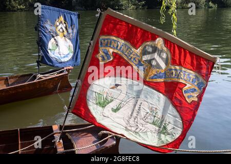 Oakley Court bei Windsor, Großbritannien: 20. Juli 2021. Jährliche Swan Upping Zählung der Schwanenpopulation an der Themse. Swan Uppers von der Worshipful Company of Vintners und der Worshipful Company of Dyers rudern mit dem Schwanenmarker der Queen, David Barber, in traditionellen Skiffs flussaufwärts. Die jährliche Veranstaltung geht vermutlich auf das Jahr 1189 zurück, als die Krone den Besitz aller stummen Schwäne für Essen für Bankette und Feste beanspruchte. Heute werden die Cygnets gewogen und gemessen, um Schätzungen der Wachstumsraten zu erhalten, und auf Anzeichen von Verletzungen untersucht, die in der Regel durch Angelhaken und Angelschnur verursacht werden. Stockfoto