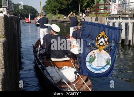 Boveney Lock, in der Nähe von Eton, Großbritannien: 20. Juli 2021. Jährliche Swan Upping Zählung der Schwanenpopulation an der Themse. Swan Uppers von der Worshipful Company of Winzers und Worshipful Company of Dyers (Barge Masters in blauen Blazern) rudern in traditionellen Skiffs mit dem Schwanenmarker der Queen, David Barber (Scharlach-Blazer), flussaufwärts. Die jährliche Veranstaltung geht vermutlich auf das Jahr 1189 zurück, als die Krone den Besitz aller stummen Schwäne für Essen für Bankette und Feste beanspruchte. Stockfoto