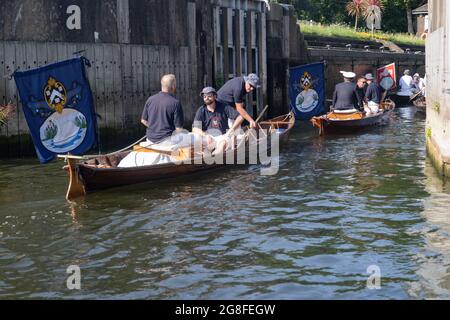 Boveney Lock, in der Nähe von Eton, Großbritannien: 20. Juli 2021. Jährliche Swan Upping Zählung der Schwanenpopulation an der Themse. Swan Uppers von der Worshipful Company of Vintners und der Worshipful Company of Dyers (Barge Masters in blauen Blazern) Reihen sich in traditionellen Skiffs mit dem Schwanenmarker der Queen, David Barber, flussaufwärts. Die jährliche Veranstaltung geht vermutlich auf das Jahr 1189 zurück, als die Krone den Besitz aller stummen Schwäne für Essen für Bankette und Feste beanspruchte. Stockfoto