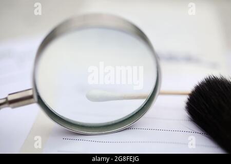 Biopack-Beutel und ein forensischer Wattestäbchen zur Sicherung von Blut und Sekreten, die Teil der forensischen Ermittlungen der Polizei an einem Tatort sind. Stockfoto