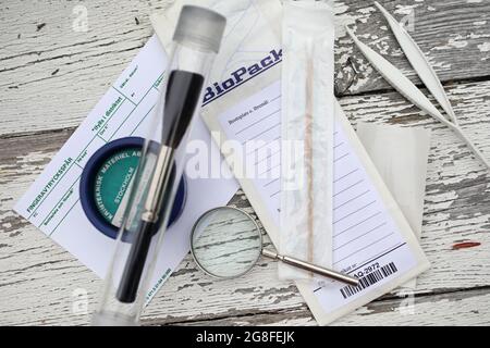 Forensische Ausrüstung für Fingerabdrücke, Lupe und Beutel für DNA-Probenahme an einem Tatort. Stockfoto