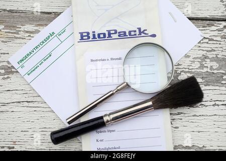 Forensische Ausrüstung für Fingerabdrücke, Lupe und Beutel für DNA-Probenahme an einem Tatort. Stockfoto