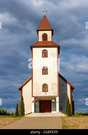 Sedki, Polen - 1. Juli 2021: Pfarrkirche der Muttergottes von Ostra Brama im Dorf Sedki am See Jezioro Selmet Wielki in der Region Masuren Stockfoto