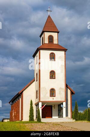 Sedki, Polen - 1. Juli 2021: Pfarrkirche der Muttergottes von Ostra Brama im Dorf Sedki am See Jezioro Selmet Wielki in der Region Masuren Stockfoto