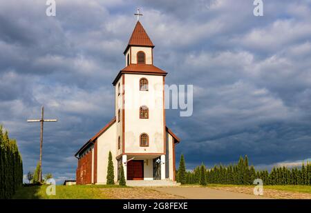 Sedki, Polen - 1. Juli 2021: Pfarrkirche der Muttergottes von Ostra Brama im Dorf Sedki am See Jezioro Selmet Wielki in der Region Masuren Stockfoto