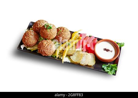 Schwarze Platte mit Falafel-Vorspeise isoliert auf weiß mit Clipping-Pfad Stockfoto