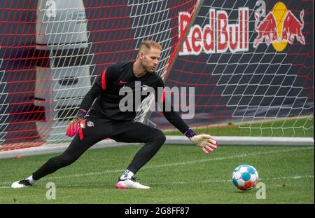 Leipzig, Deutschland. Juli 2021. Fußball: Bundesliga, Training RB Leipzig an der Red Bull Academy. RB-Torwart Peter Gulacsi nimmt an der Ausbildung Teil. Quelle: Hendrik Schmidt/dpa-Zentralbild/dpa - WICHTIGER HINWEIS: Gemäß den Bestimmungen der DFL Deutsche Fußball Liga und/oder des DFB Deutscher Fußball-Bund ist es untersagt, im Stadion und/oder vom Spiel aufgenommene Fotos in Form von Sequenzbildern und/oder videoähnlichen Fotoserien zu verwenden oder zu verwenden./dpa/Alamy Live News Stockfoto