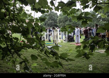 Hannover, Deutschland. Juli 2021. Muslime beten im Georgengarten gegenüber dem Wilhelm-Busch-Museum um Eid al-Adha. Die Al-Huda Moschee hat das Opferfest-Gebet zum ersten Mal als Open-Air-Veranstaltung organisiert. Das Opferfest Eid al-Adha gilt als das wichtigste islamische Fest und wird von Gläubigen auf der ganzen Welt gefeiert. Das Fest erinnert an Abrahams Bereitschaft, einen seiner Söhne zu opfern, um seinen Glauben Gott zu beweisen. Kredit: Eman Helal/dpa/Alamy Live Nachrichten Stockfoto