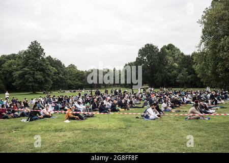 Hannover, Deutschland. Juli 2021. Muslime beten im Georgengarten gegenüber dem Wilhelm-Busch-Museum um Eid al-Adha. Die Al-Huda Moschee hat das Opferfest-Gebet zum ersten Mal als Open-Air-Veranstaltung organisiert. Das Opferfest Eid al-Adha gilt als das wichtigste islamische Fest und wird von Gläubigen auf der ganzen Welt gefeiert. Das Fest erinnert an Abrahams Bereitschaft, einen seiner Söhne zu opfern, um seinen Glauben Gott zu beweisen. Kredit: Eman Helal/dpa/Alamy Live Nachrichten Stockfoto