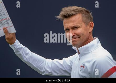 Leipzig, Deutschland. Juli 2021. Fußball: Bundesliga, Training RB Leipzig an der Red Bull Academy. RB-Coach Jesse Marsch winkt auf dem Trainingsplatz. Quelle: Hendrik Schmidt/dpa-Zentralbild/dpa - WICHTIGER HINWEIS: Gemäß den Bestimmungen der DFL Deutsche Fußball Liga und/oder des DFB Deutscher Fußball-Bund ist es untersagt, im Stadion und/oder vom Spiel aufgenommene Fotos in Form von Sequenzbildern und/oder videoähnlichen Fotoserien zu verwenden oder zu verwenden./dpa/Alamy Live News Stockfoto