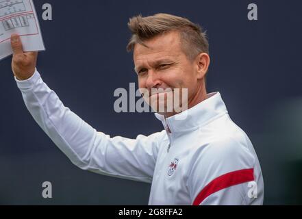 Leipzig, Deutschland. Juli 2021. Fußball: Bundesliga, Training RB Leipzig an der Red Bull Academy. RB-Coach Jesse Marsch winkt auf dem Trainingsplatz. Quelle: Hendrik Schmidt/dpa-Zentralbild/dpa - WICHTIGER HINWEIS: Gemäß den Bestimmungen der DFL Deutsche Fußball Liga und/oder des DFB Deutscher Fußball-Bund ist es untersagt, im Stadion und/oder vom Spiel aufgenommene Fotos in Form von Sequenzbildern und/oder videoähnlichen Fotoserien zu verwenden oder zu verwenden./dpa/Alamy Live News Stockfoto