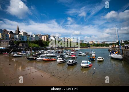 Tenby Hafen an einem sonnigen Tag an der Pembrokeshire Küste Stockfoto