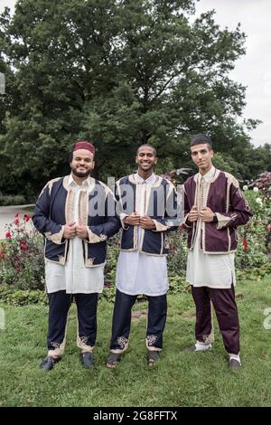 Hannover, Deutschland. Juli 2021. Libysche Studenten tragen ihre traditionelle Kleidung im Georgengarten als Teil des Eid al-Adha-Gebets. Die Al-Huda Moschee hat das Opferfest-Gebet zum ersten Mal als Open-Air-Veranstaltung organisiert. Das Opferfest Eid al-Adha gilt als das wichtigste islamische Fest und wird von Gläubigen auf der ganzen Welt gefeiert. Das Fest erinnert an Abrahams Bereitschaft, einen seiner Söhne zu opfern, um seinen Glauben Gott zu beweisen. Kredit: Eman Helal/dpa/Alamy Live Nachrichten Stockfoto