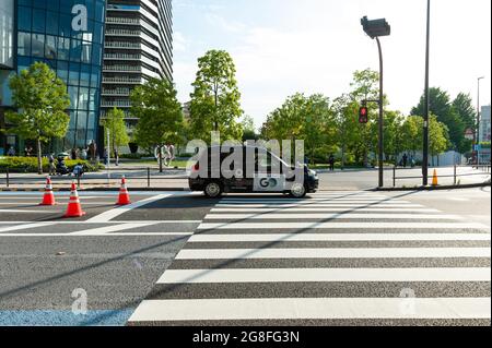 Olympische Spiele 2020 In Tokio. Toyota Taxi Auto vor dem Japan Sport Olympic Square, Japan Olympic Museum. Stockfoto