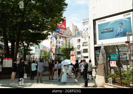 Shinjuku City, Tokio, Japan - 10. Juli 2021: Riesige Katze in atemberaubendem, ultrarealistischem 4K-Digitaldisplay. Menschen, die Fotos machen. Stockfoto