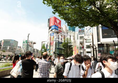 Shinjuku City, Tokio, Japan - 10. Juli 2021: Riesige Katze in atemberaubendem, ultrarealistischem 4K-Digitaldisplay. Menschen, die Fotos machen. Stockfoto