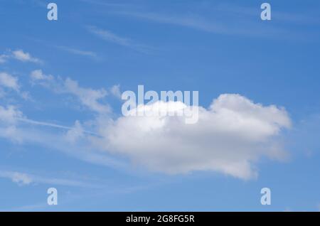 Weiße Cumulus Wolken gegen blauen Himmel an einem sonnigen Tag Stockfoto