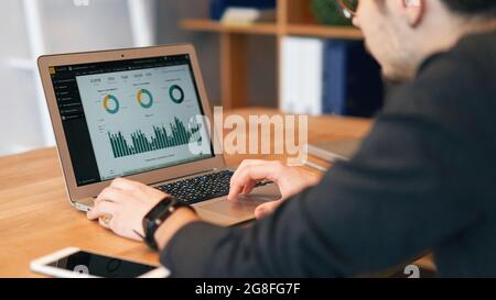 Nahaufnahme eines Mannes, der mit Finanzen oder ceo, Grafik, Geschäftsanalyse und Strategie am Laptop arbeitet Stockfoto