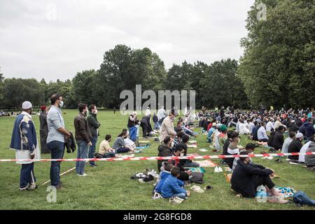 Hannover, Deutschland. Juli 2021. Muslime beten im Georgengarten gegenüber dem Wilhelm-Busch-Museum um Eid al-Adha. Die Al-Huda Moschee hat das Opferfest-Gebet zum ersten Mal als Open-Air-Veranstaltung organisiert. Das Opferfest Eid al-Adha gilt als das wichtigste islamische Fest und wird von Gläubigen auf der ganzen Welt gefeiert. Das Fest erinnert an Abrahams Bereitschaft, einen seiner Söhne zu opfern, um seinen Glauben Gott zu beweisen. Kredit: Eman Helal/dpa/Alamy Live Nachrichten Stockfoto