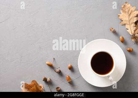 Acorn-Kaffee mit Eichenblättern auf grauem Betontisch. Blick von oben. Platz für Text. Gesundes Getränk Kaffee Ersatz ohne Koffein. Stockfoto