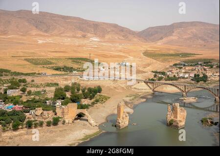 Blick auf die antike Stadt Hasankeyf und die historische Brücke am Fluss Tigris Stockfoto