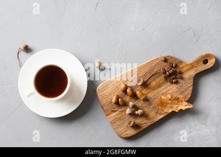Acorn-Kaffee mit Eichenblättern auf grauem Hintergrund. Blick von oben. Platz für Text. Gesundes Getränk Kaffee Ersatz ohne Koffein. Stockfoto
