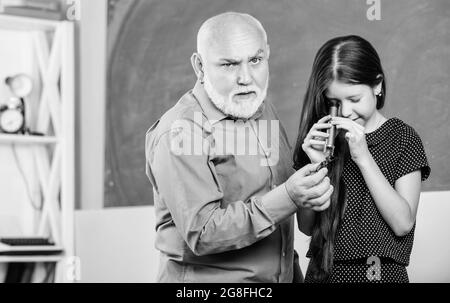 Untersuchung von Käferinsekten. Wissenschaftliche Probe der Coleopterologie. Leitender Lehrer Hirschkäfler. Kleines Mädchen Beetling verwenden Lupenröhrchen. Schule. Zoologie - Stockfoto