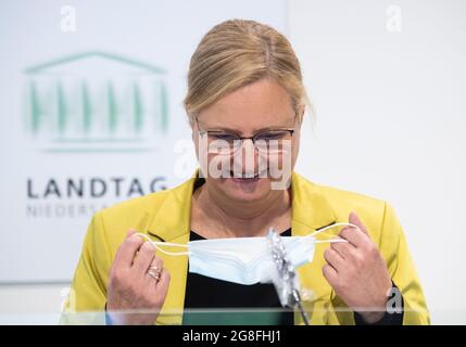 Hannover, Deutschland. Juli 2021. Claudia Schröder, stellvertretende Leiterin des Corona-Krisenstabes der Landesregierung, kommt zur Corona-Landespressekonferenz im landtag. Quelle: Julian Stratenschulte/dpa/Alamy Live News Stockfoto