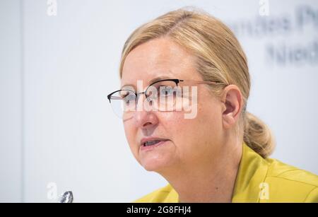 Hannover, Deutschland. Juli 2021. Claudia Schröder, stellvertretende Leiterin des Corona-Krisenstabes der Landesregierung, spricht auf der Corona-Landespressekonferenz im landtag. Quelle: Julian Stratenschulte/dpa/Alamy Live News Stockfoto