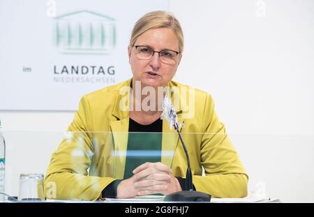 Hannover, Deutschland. Juli 2021. Claudia Schröder, stellvertretende Leiterin des Corona-Krisenstabes der Landesregierung, spricht auf der Corona-Landespressekonferenz im landtag. Quelle: Julian Stratenschulte/dpa/Alamy Live News Stockfoto