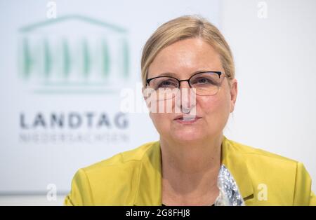 Hannover, Deutschland. Juli 2021. Claudia Schröder, stellvertretende Leiterin des Corona-Krisenstabes der Landesregierung, spricht auf der Corona-Landespressekonferenz im landtag. Quelle: Julian Stratenschulte/dpa/Alamy Live News Stockfoto