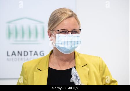 Hannover, Deutschland. Juli 2021. Claudia Schröder, stellvertretende Leiterin des Corona-Krisenstabes der Landesregierung, kommt zur Corona-Landespressekonferenz im landtag. Quelle: Julian Stratenschulte/dpa/Alamy Live News Stockfoto