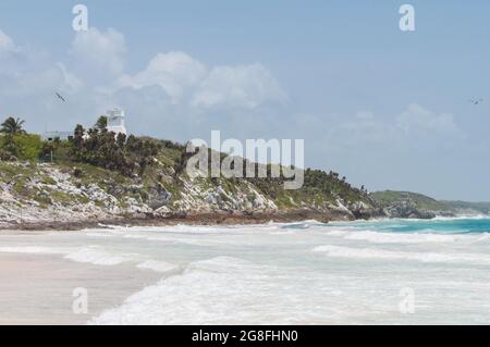 TULUM, MEXIKO - 08. Mai 2017: Die präkolumbianische Maya-Stätte auf Yucatan; ein malerischer Strand im Parque Nacional de Tulum, Mexiko Stockfoto