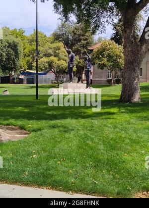 Gesamtansicht der Statue auf dem Campus der Olympischen Spiele 1968 in Mexiko-Stadt San Jose State University die Studenten-Athleten Tommie Smith und John Carlos standen f Stockfoto