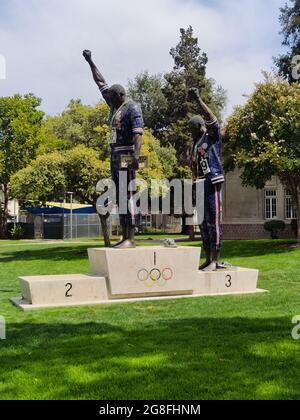 Gesamtansicht der Statue auf dem Campus der Olympischen Spiele 1968 in Mexiko-Stadt San Jose State University die Studenten-Athleten Tommie Smith und John Carlos standen f Stockfoto