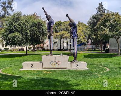 Gesamtansicht der Statue auf dem Campus der Olympischen Spiele 1968 in Mexiko-Stadt San Jose State University die Studenten-Athleten Tommie Smith und John Carlos standen f Stockfoto