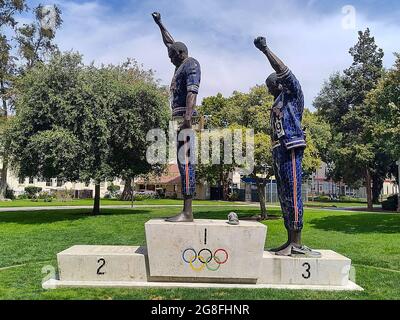 Gesamtansicht der Statue auf dem Campus der Olympischen Spiele 1968 in Mexiko-Stadt San Jose State University die Studenten-Athleten Tommie Smith und John Carlos standen f Stockfoto