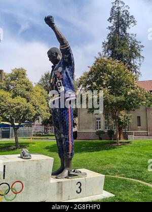 Gesamtansicht der Statue auf dem Campus der Olympischen Spiele 1968 in Mexiko-Stadt San Jose State University die Studenten-Athleten Tommie Smith und John Carlos standen f Stockfoto