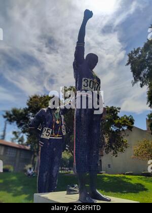 Gesamtansicht der Statue auf dem Campus der Olympischen Spiele 1968 in Mexiko-Stadt San Jose State University die Studenten-Athleten Tommie Smith und John Carlos standen f Stockfoto