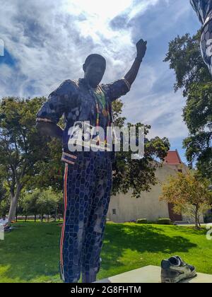 Gesamtansicht der Statue auf dem Campus der Olympischen Spiele 1968 in Mexiko-Stadt San Jose State University die Studenten-Athleten Tommie Smith und John Carlos standen f Stockfoto