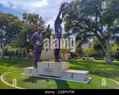 Gesamtansicht der Statue auf dem Campus der Olympischen Spiele 1968 in Mexiko-Stadt San Jose State University die Studenten-Athleten Tommie Smith und John Carlos standen f Stockfoto