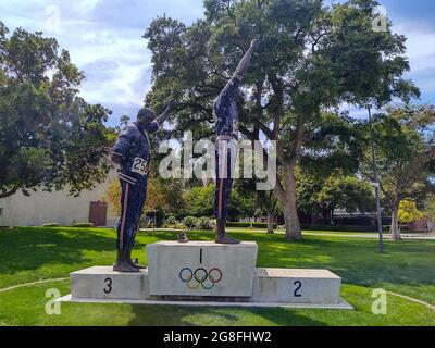 Gesamtansicht der Statue auf dem Campus der Olympischen Spiele 1968 in Mexiko-Stadt San Jose State University die Studenten-Athleten Tommie Smith und John Carlos standen f Stockfoto