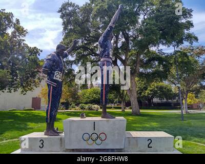 Gesamtansicht der Statue auf dem Campus der Olympischen Spiele 1968 in Mexiko-Stadt San Jose State University die Studenten-Athleten Tommie Smith und John Carlos standen f Stockfoto