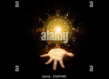Tierkreiszeichen innerhalb des Horoskopkreises. Astrologie am Himmel mit vielen Sternen und Monden Astrologie und Horoskope Konzept. Stockfoto