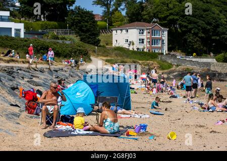 Menschen, die die Sonne am Strand von HelenÕs Bay in der Grafschaft Down, Nordirland, genießen. Bilddatum: Dienstag, 20 2021. Juli. Stockfoto