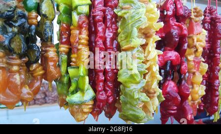 Georgische Nationale Süßigkeiten Genannt Churchkhela. Nüsse Beschichtung mit Traubensaft Candle Shaped Candy. Stockfoto