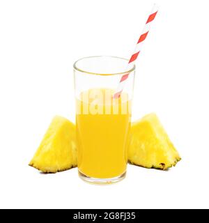 Frisch hausgemachter Ananassaft in einem Glas mit Scheiben und einem Stroh isoliert auf weißem Hintergrund. Stockfoto